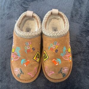 Steve Madden Tan Kids Slippers with Colorful Embroidery